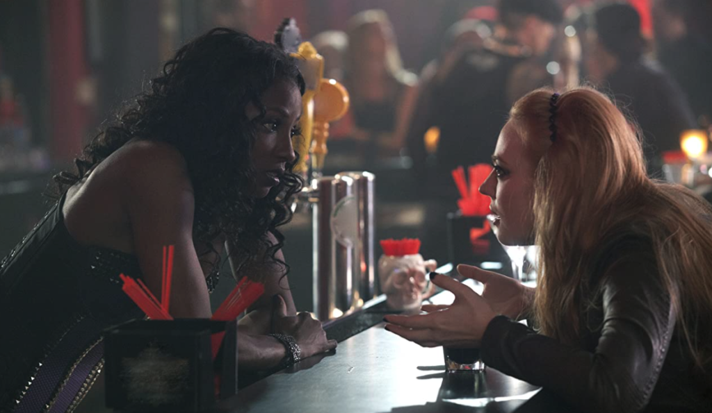 TrueBlood S5E5 Jessica and Tara have girl talk at the bar