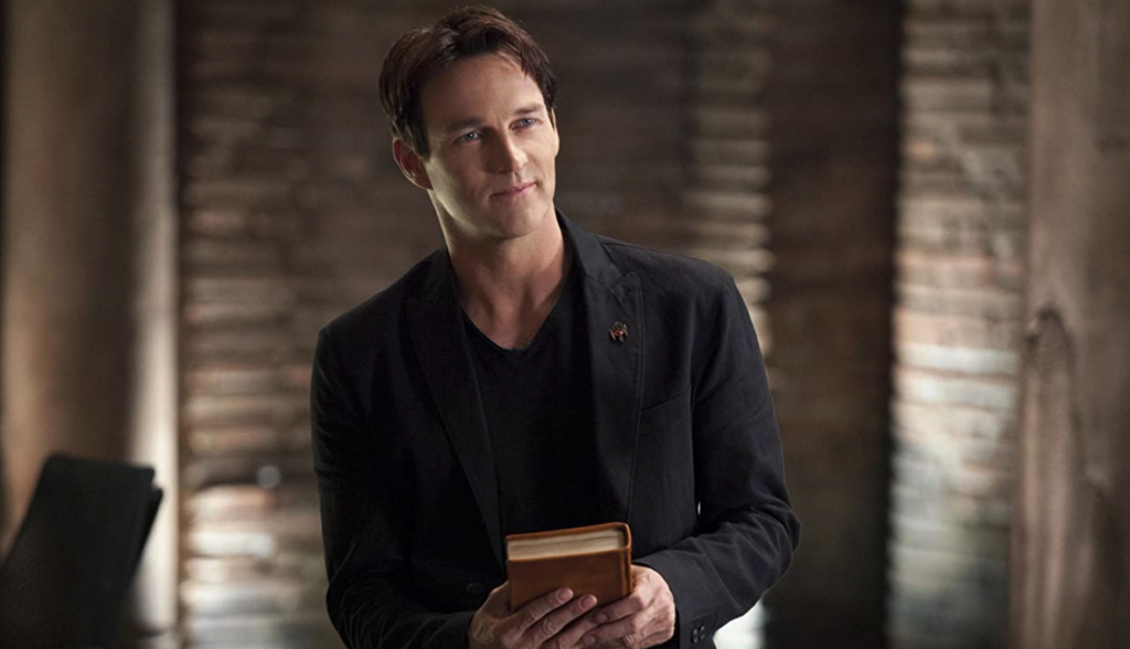 Trueblood S5E10 Bill holding the vampire bible