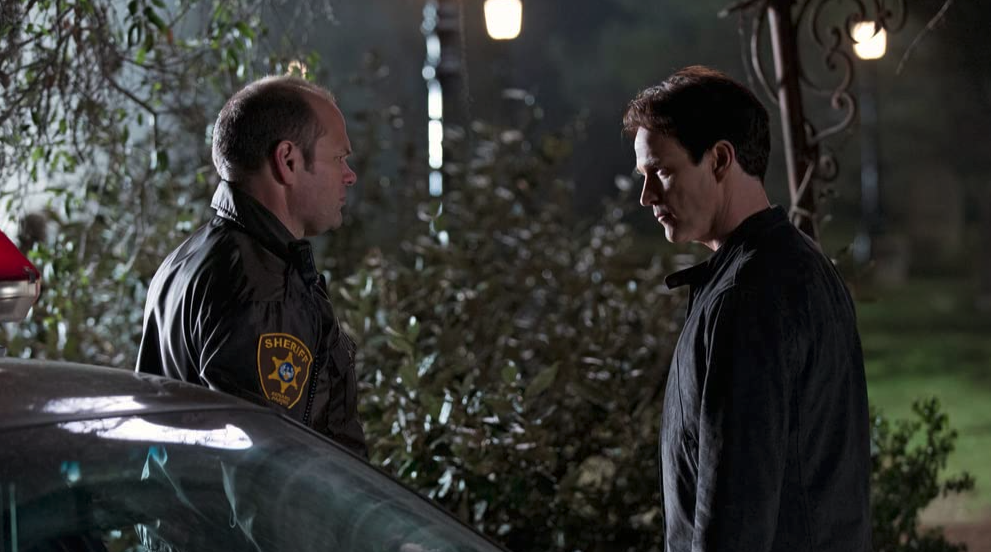 TrueBlood S6E3 Andy and Bill at night outside the cemetery