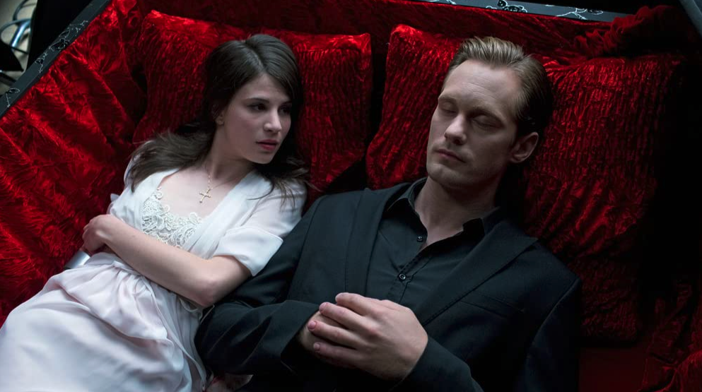 TrueBlood S6E3 Willa and Eric in the coffin together