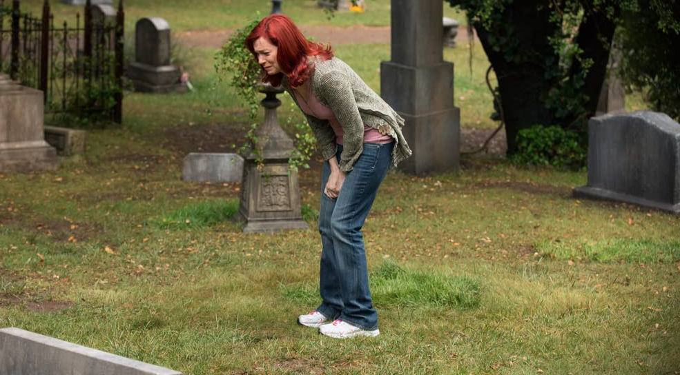 TrueBloodS6E7 Arlene crying in the cemetery