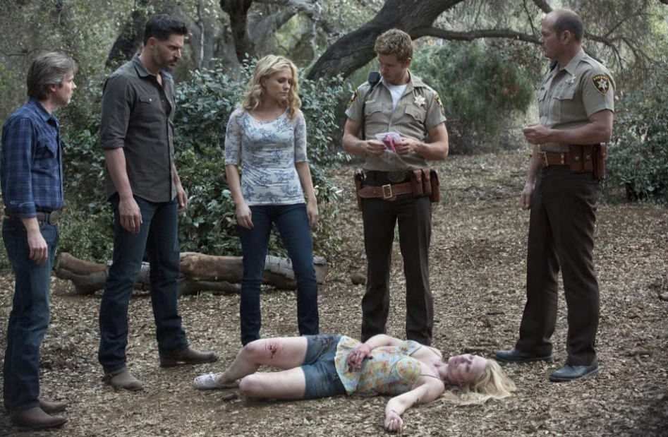 TrueBloodS7E2 Sookie, Alcide, Jason, Andy, and Sam looking at Mary Beth's body