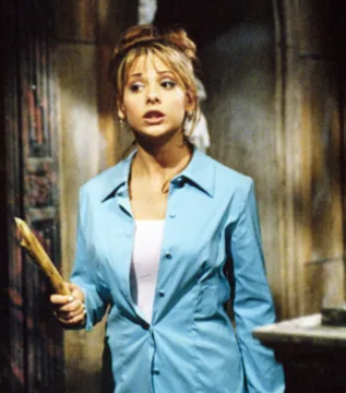 Buffy S1E1 Buffy holding a wooden stake