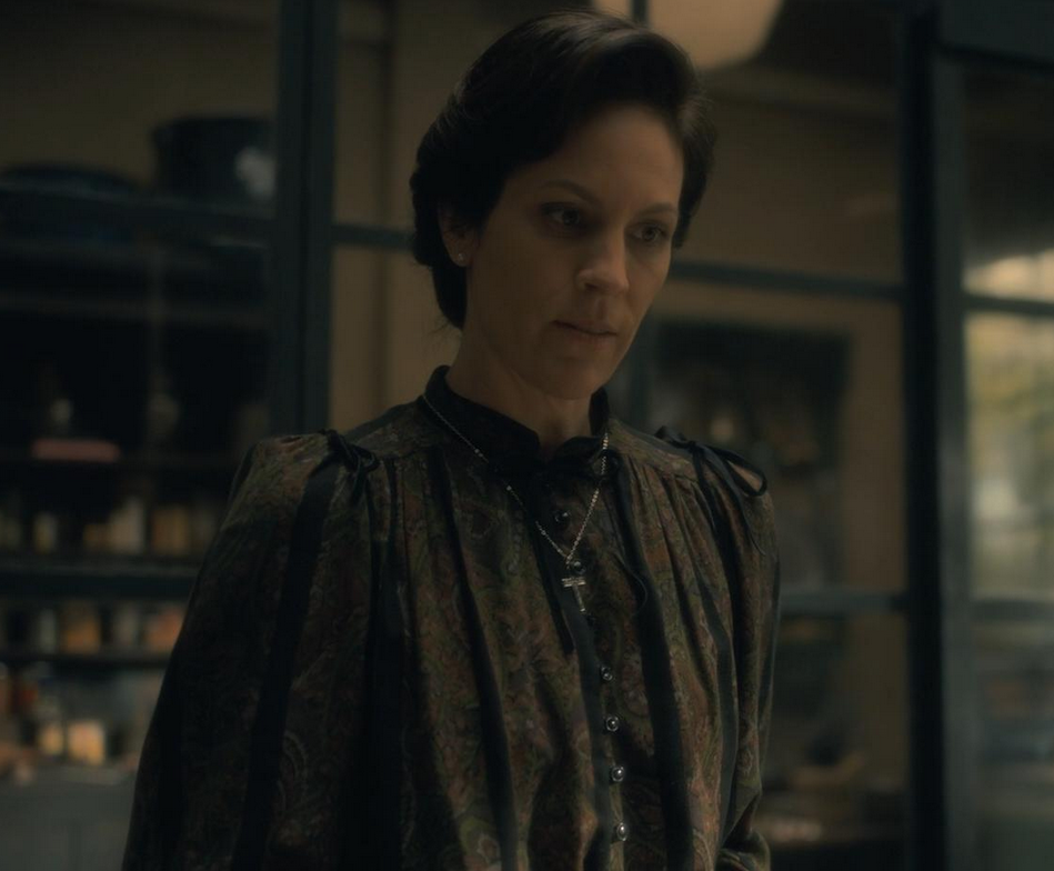 Annabeth Gish as Mrs. Dudley in Haunting of Hill House