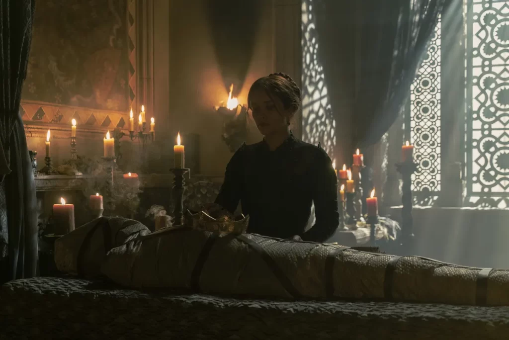 Alicent looking at Viserys wrapped corpse.