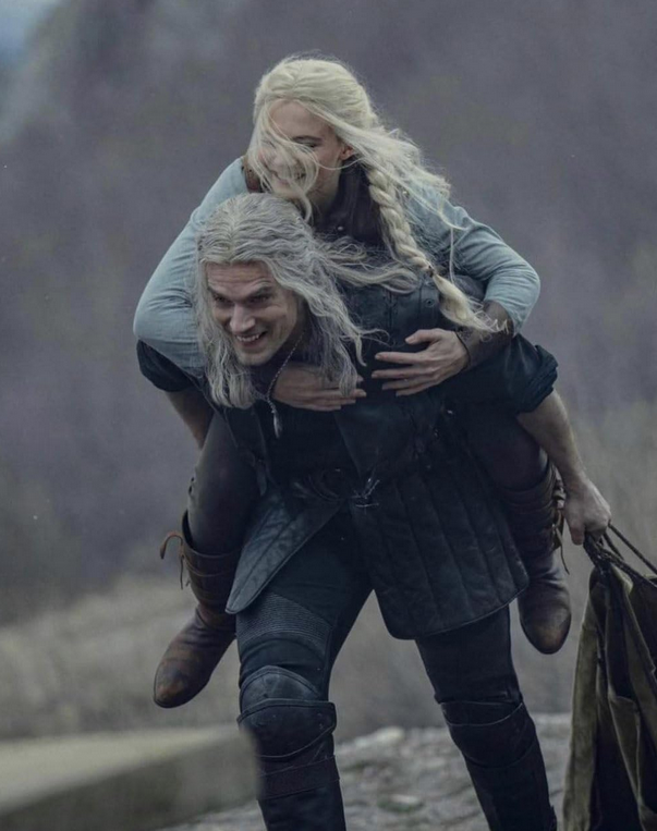 Henry Cavill and Freya Allan in Witcher.