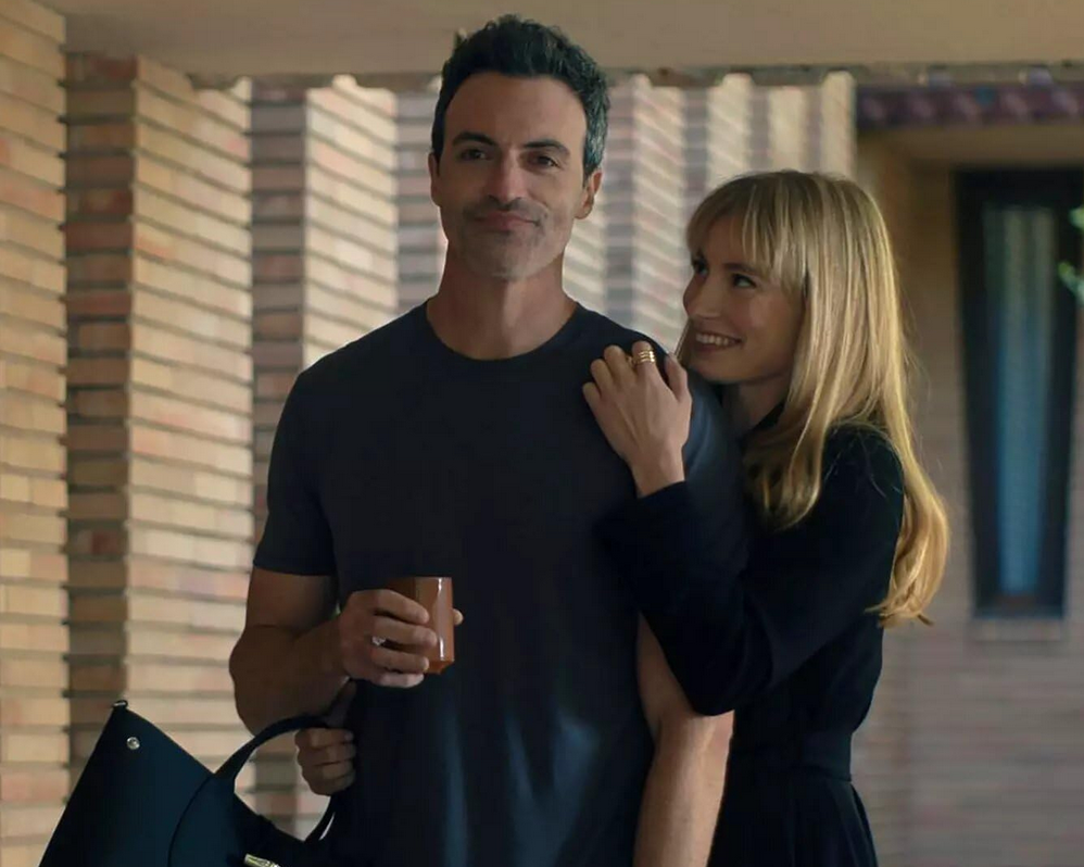 Reid Scott and Annie Hamilton in American Horror Stories Daphne. 